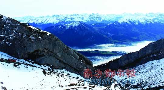  齒軌火車在皮拉圖斯山上穿行，如同紅色的龍?jiān)谏街杏芜? complete=