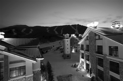 　　俯瞰亞布力,一個(gè)安靜的東北小鎮(zhèn),俄語(yǔ)“蘋(píng)果園”的意思。　