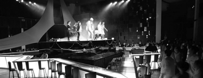 　　晚上的clubmed里有各種歡樂(lè)演出?！? oldsrc=