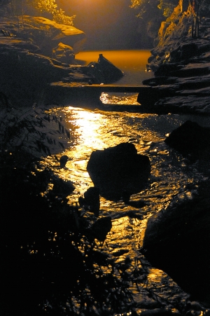 　　夜幕下古鎮(zhèn)江邊?！? complete=