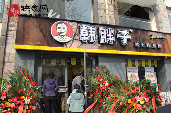 　　“韓胖子”千只茶香雞茶香鴨捐贈環(huán)衛(wèi)工人、農(nóng)民工學(xué)子和鄭州市社會福利院。