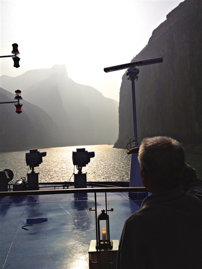 　　游客在游輪上遠眺三峽風(fēng)光。