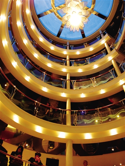 　　上下7層全部打通的大廳。