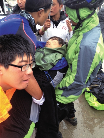 事發(fā)后,有驢友幫忙救治李翔(中)。驢友供圖