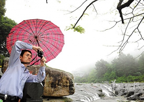 九鯉湖景區(qū)大霧籠罩,霧中美景若隱若現(xiàn),宛如人間仙境。