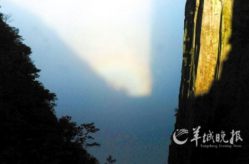 武功山四絕之一的“云海佛光”在大雨過后出現(xiàn)。