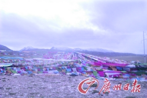 沿途遍地可見的五彩經(jīng)幡。