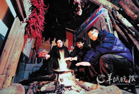 　　在土家人吊腳樓小住的那個(gè)夜晚,讓我想起了外婆家。