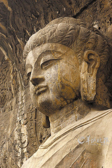 　　龍門石窟盧舍那大佛洗凈鉛華,卻依舊妙相莊嚴(yán)
