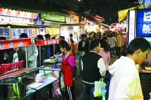 　　品味臺(tái)灣,又怎能錯(cuò)過(guò)那些親民夜市。