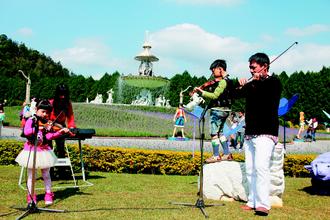 可愛的臺(tái)灣囝仔DoReMi家族以及樂樂莫札特樂團(tuán),周末都將會(huì)在歐洲花園園區(qū)內(nèi)演奏紫色狂想曲,提供 可愛的臺(tái)灣囝仔DoReMi家族以及樂樂莫札特樂團(tuán),周末都將會(huì)在歐洲花園園區(qū)內(nèi)演奏紫色狂想曲,提供