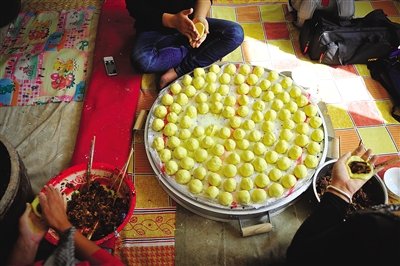 黃老漢一家正在制作黃饃饃。