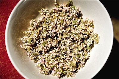 作為香料的扎蒙是一種陜北常見的細(xì)碎野花。