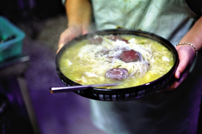 酸菜燉血腸是長(zhǎng)白山一帶常見的菜品,有著東北地區(qū)典型的質(zhì)樸、實(shí)在的風(fēng)格。