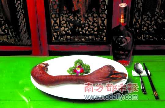 人頭馬誠印干邑白蘭地是高端宴席的佐餐佳釀，圖為鹵水老鵝頭