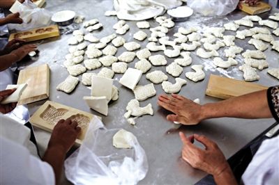 面花是黃驊最有特色的一種面食，常見于各種禮事和節(jié)日宴席上，充滿了儀式感。