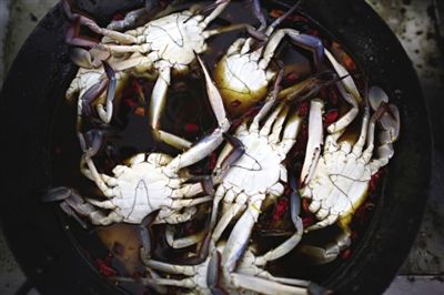 青蟹需用鹽水腌漬8個小時。