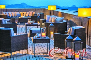 露臺能觀賞美麗山色。