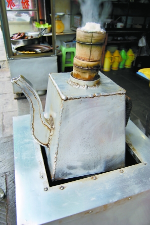 青巖古鎮(zhèn)的糕粑稀飯。