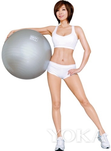 這個辣姐已經(jīng)是46歲超高齡啦，看人家的鉆石型小腹