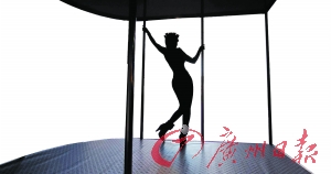 淋病是人類特有的疾病之一，性接觸是主要傳染形式。圖為美國一名性工作者在跳鋼管舞。