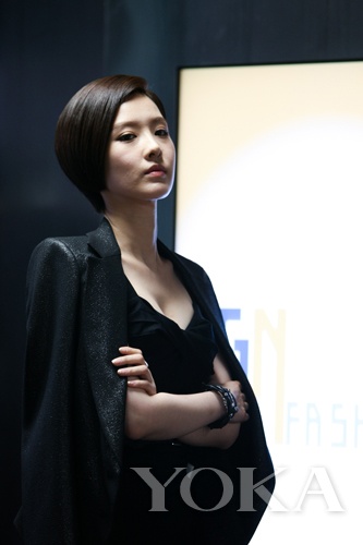 申映畫是極具事業(yè)心的富家小姐，造型簡約干練，面料質(zhì)地上乘