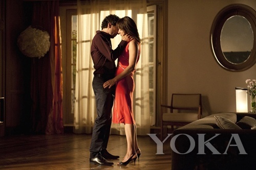 基本款用漿果色散發(fā)女人味，腰間的獨(dú)特設(shè)計更添風(fēng)情