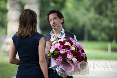 背影的完美同樣重要，衣服上的橫紋說明太緊繃、手肘處的橫紋說明肌質(zhì)老化。