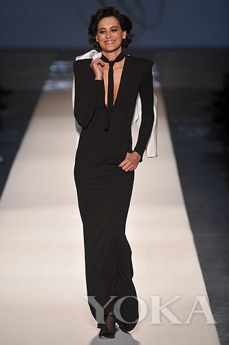 纖細(xì)的領(lǐng)帶既融于服裝，又升華造型