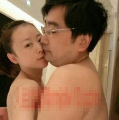 女主播紀某與國家檔案局官員范某。