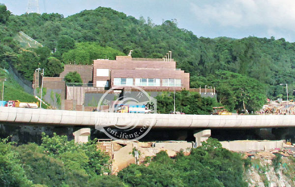 據悉，“皇宮”有3層高、分前后兩座大宅。前座兩層是邢家的游樂場，地下一層分別設有室外及室內泳池，