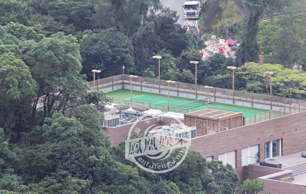 林青霞1994年6月29日嫁給香港商人邢李源，淡出影壇。林青霞婚后樂于相夫教女，其丈夫于2010年退