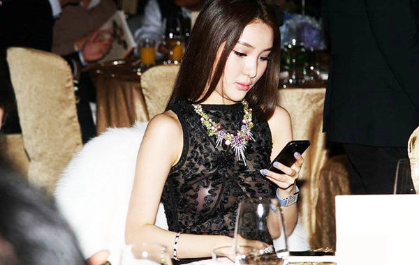 2013年11月30日，郭美美出席保利珠寶拍賣活動(dòng)，現(xiàn)場郭美美一席透視的上衣性感現(xiàn)身，胸前乳貼顯露無