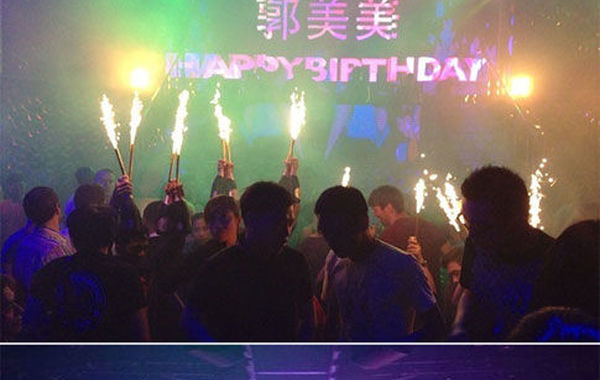 2013年6月16日下午，郭美美在網(wǎng)上曬出一組慶生照。通過照片可以看出，酒吧的巨大舞池中燃放焰火