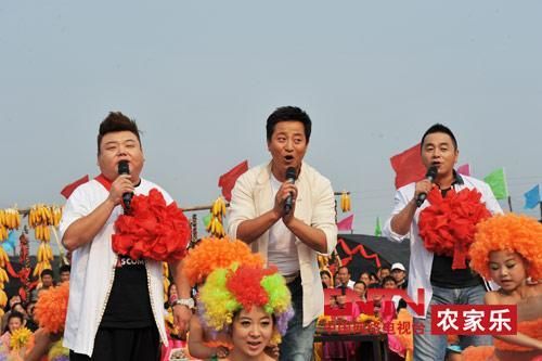 央視7套《鄉(xiāng)村大世界》節(jié)目主持人，左一為劉剛