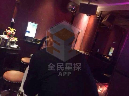 網(wǎng)絡曝光的田源激吻照，田源稱是角度問題