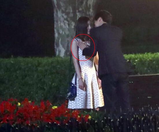 楊冪拍戲疑遭李易峰觸胸 楊冪拍戲疑遭李易峰觸胸