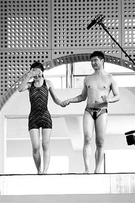 蔡卓妍進行《中國星跳躍》的訓練，她在教練田亮的陪伴下走上跳臺，但仍嚇得不敢往下看。 實習生 翟超 攝