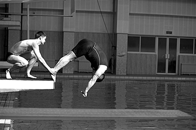 田亮正在給陳光標把關、塑形。