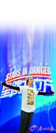 俞灝明以一個(gè)干凈利落的動(dòng)作從3米臺一躍而下。