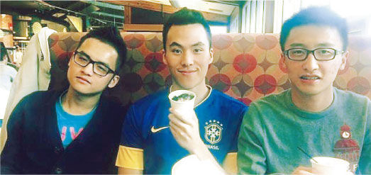 何猷啟在微博上載他在波士頓讀書的照片，與同學(xué)的生活很普通