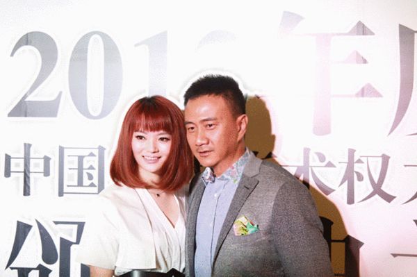 胡軍和時(shí)裝主編蘇紅合照 胡軍和時(shí)裝主編蘇紅合照