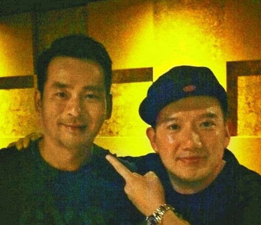 周焯華作為《低俗喜劇》投資人，與男主角杜汶澤合照。