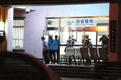 釋小龍走出派出所。