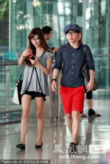 劉謙與女友現(xiàn)身機(jī)場 劉謙與女友現(xiàn)身機(jī)場