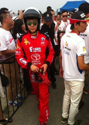 李晨撞車后看起來并無大礙，調(diào)整狀態(tài)繼續(xù)比賽。