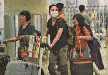 一身樸素打扮的王菲推桃回京。