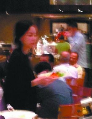 王菲在印度被網(wǎng)友偶遇。