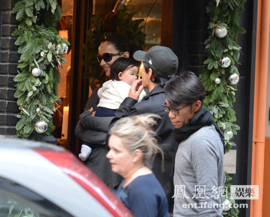 吳彥祖攜帶妻女外出逛街，小寶貝萌態(tài)十足。
