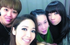 侯佩岑（中）14日在微博公開近照，被粉絲看出臉變圓。